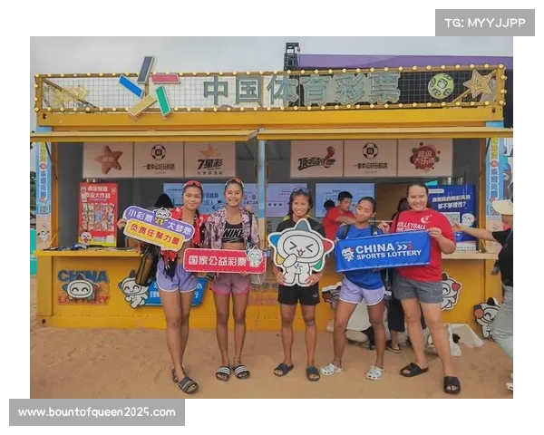 香港沙排赛场设公众体验区，观众光脚模仿运动员垫球