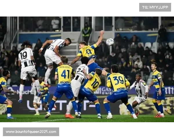 终场哨响,国际米兰球员泽林斯基被队友团团围住庆祝绝杀进球 终场哨响,国际米兰球员泽林斯基被队友团团围住庆祝绝杀进球